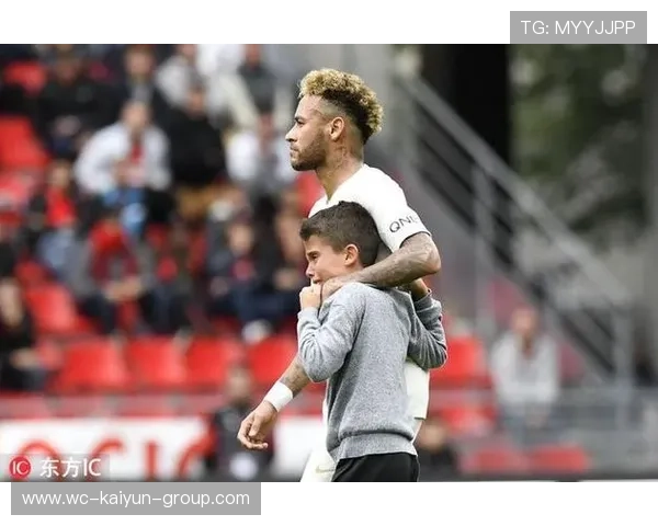 内马尔直播安慰粉丝哭泣：用真情点亮体育精神的暖心一幕